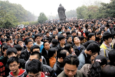 去年3月16日，武漢華中科技大學，“北約”、“華約”、“卓越”聯(lián)盟自主招生選拔考試湖北考點，考生等待進場。 圖/CFP