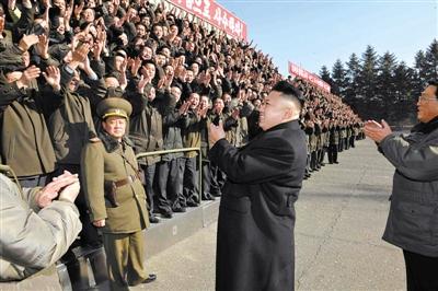 朝中社1月15日發(fā)布的圖片顯示，朝鮮最高領導人金正恩視察位于平安南道的國家科學院，與科研人員會面。