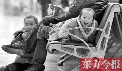 鄭州東站候車長椅上，哈哈，馬上回家過年有禮物收了