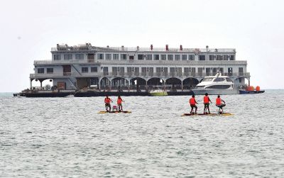 位于三亞市大東海附近海域的海上會(huì)所3月22日攝。新華社發(fā)