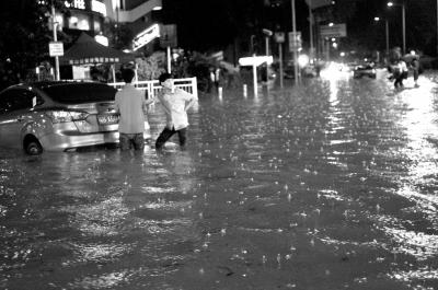 3月30日晚，深圳市區(qū)不少地段因暴雨積水，導致一些車輛在水中熄火。