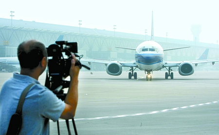 　8月28日，一架嶄新的波音737-800型飛機平穩(wěn)降落在鄭州新鄭國際機場。