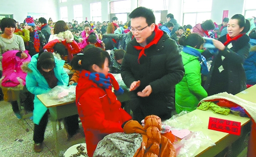 1月20日，省直團工委組織19個省直廳局的38名青年干部，來到三門峽市澠池縣果園鄉(xiāng)，開展“大手拉小手
