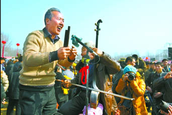 2月22日，寶豐馬街書會(huì)上，說書藝人正在表演。記者 史長(zhǎng)來 攝
