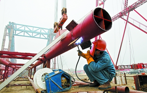 2月25日，在跨越南水北調(diào)總干渠的鄭州新鄭南段十里鋪公路橋施工現(xiàn)場，建設(shè)者在緊張地施工。