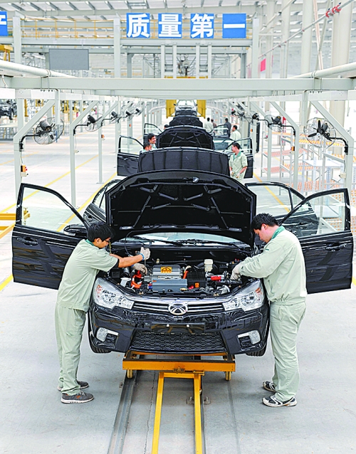 　　4月16日，新鄉(xiāng)市新能電動(dòng)汽車有限公司的工作人員在電動(dòng)汽車生產(chǎn)流水線上作業(yè)。目前，新鄉(xiāng)現(xiàn)有規(guī)模以