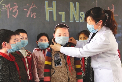 　　4月18日，內(nèi)黃縣第三實驗小學的老師在為學生講解如何預防甲型H7N9流感。當日，內(nèi)黃縣第三實驗小