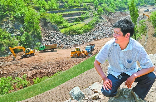 　　5月5日，魯山縣趙村鄉(xiāng)關(guān)岈村青年時(shí)軍偉看著正在建設(shè)的兩座小型水庫開心地笑了。他1994年開始外出
