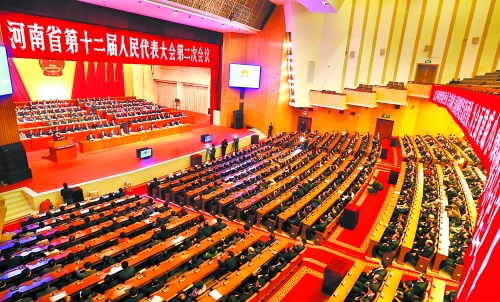 　4月1日下午，河南省第十二屆人民代表大會(huì)第二次會(huì)議在省人民會(huì)堂開(kāi)幕。 記者 郭 宇 董 亮 攝