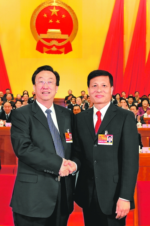 4月2日上午，新當(dāng)選的省人大常委會(huì)主任郭庚茂與新當(dāng)選的省人民政府省長(zhǎng)謝伏瞻親切握手。郭宇 董亮 攝