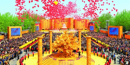 癸巳年黃帝故里拜祖大典于4月12日上午在新鄭舉行，來自海內外的炎黃子孫，共同祭拜中華民族的人文始祖軒