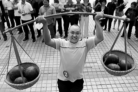 節(jié)會(huì)現(xiàn)場(chǎng)，一位瓜農(nóng)正在表演西瓜舉重。
