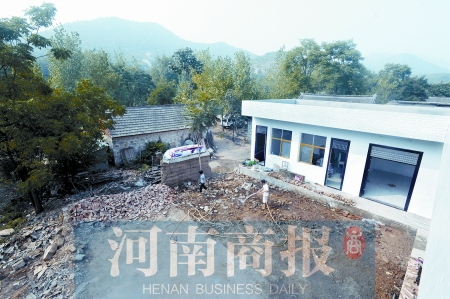 新校舍旁邊，是徐云玲和學(xué)生們用了多年的石頭校舍 河南商報記者 鄧萬里/攝