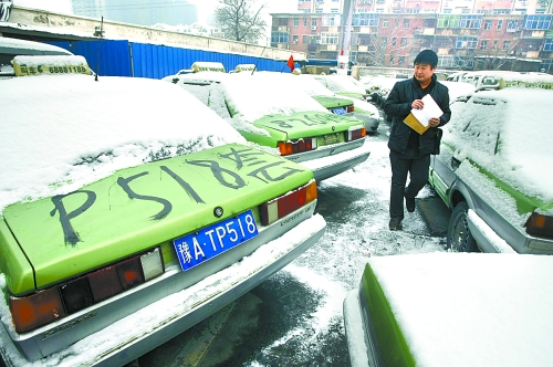 　12月21日，工作人員正在登記套牌出租車、假出租車
