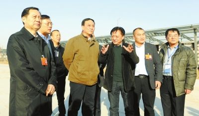 　　鄭州手拉手集團董事長賈長明（右三）向省農(nóng)業(yè)廳廳長朱孟洲（右四），省政府副秘書長、省政府駐京辦主任