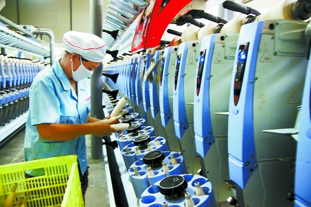 7月3日，在鄧州市永泰棉紡有限公司電腦控制全自動(dòng)紡紗車(chē)間，紡織工人正在生產(chǎn)棉紗。