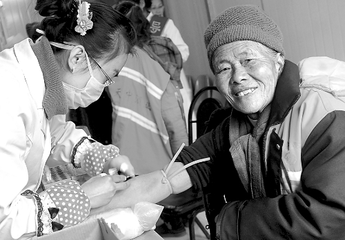 1月14日，汝南縣為全縣460多名環(huán)衛(wèi)工人免費進行心電圖、胸透等13項健康檢查，并建立了個人健康檔案