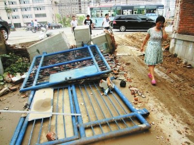 南陽(yáng)市一汽修廠(chǎng)遭強(qiáng)拆人員被挾持 監(jiān)控錄下全程