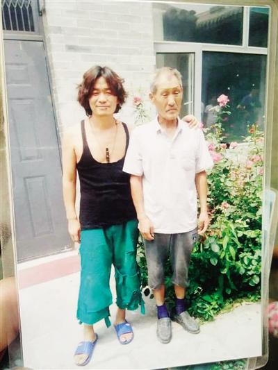 拍片間隙，王寶強與楊林貴在片場合影