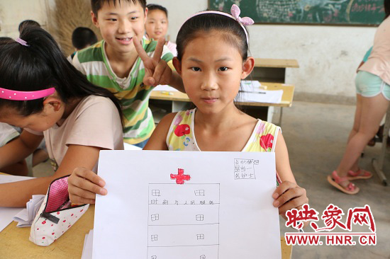 在以“中國(guó)夢(mèng)”主題 的繪畫(huà)課堂上，孩子們寫(xiě)下了自己的夢(mèng)想