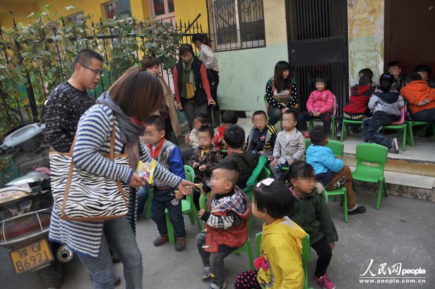 河南駐馬店市高新區(qū)一休幼兒園大門外聚集了數(shù)十位孩子家長(zhǎng),他們是來送孩子上學(xué)的,可是幼兒園大門卻被兩輛面包車?yán)锿舛滤?。周一一大早就遇到這事,不少家長(zhǎng)特意給單位請(qǐng)假替孩子討要說法。