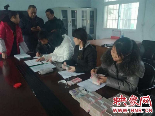 滎陽78名貴州籍農(nóng)民工兄弟拿到工資回家啦！
