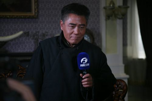 陳寶國(guó)接受河南衛(wèi)視專訪。