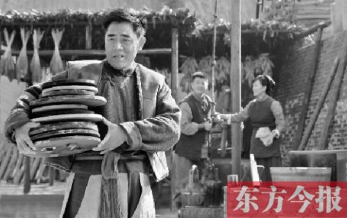 陳寶國(guó)在《大河兒女》中飾演男一號(hào)、燒制鈞瓷的手藝人賀焰生