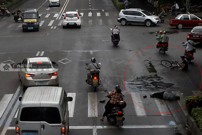 少年騎單車(chē)撞人致死(640*320)