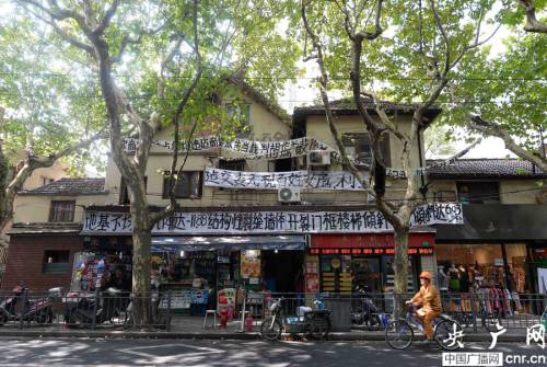 上海小區(qū)掛滿(mǎn)白色橫幅陰森如