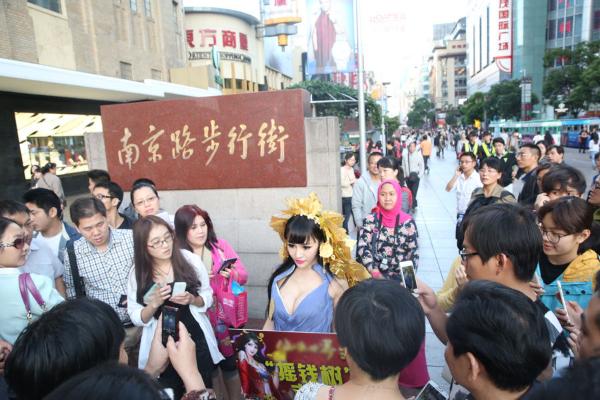 女子鬧市扮成“搖錢樹” 無(wú)人敢搖