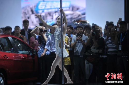 重慶車(chē)展 美女模特跳鋼管舞吸引觀眾