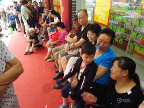 武漢商店促銷(xiāo) 80歲太婆凌晨4點(diǎn)排隊(duì)