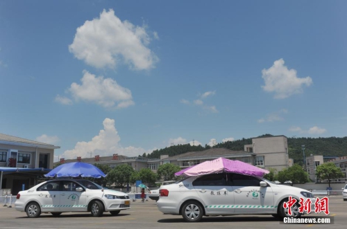 杭州一駕?，F(xiàn)遮陽(yáng)新招 教練車(chē)車(chē)頂撐傘
