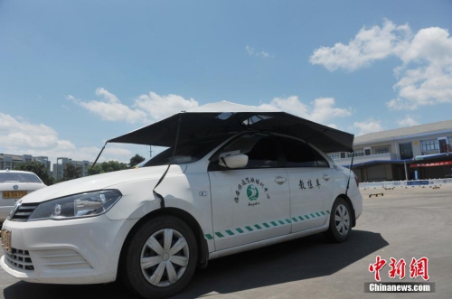 杭州一駕?，F(xiàn)遮陽(yáng)新招 教練車(chē)車(chē)頂撐傘