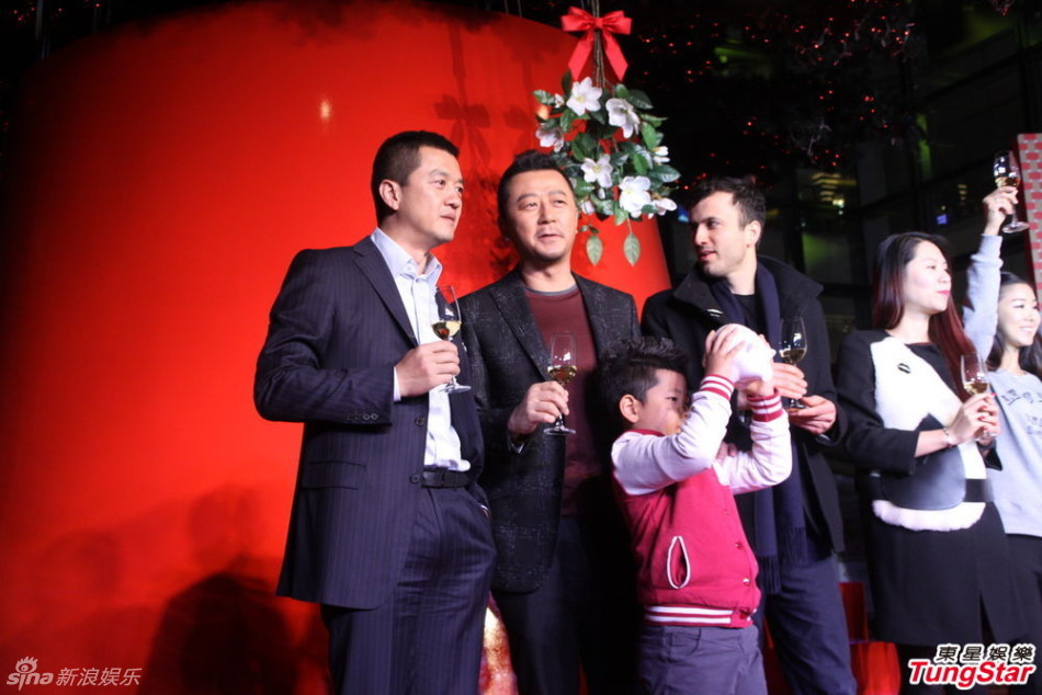 李亞鵬、郭濤父子相活動