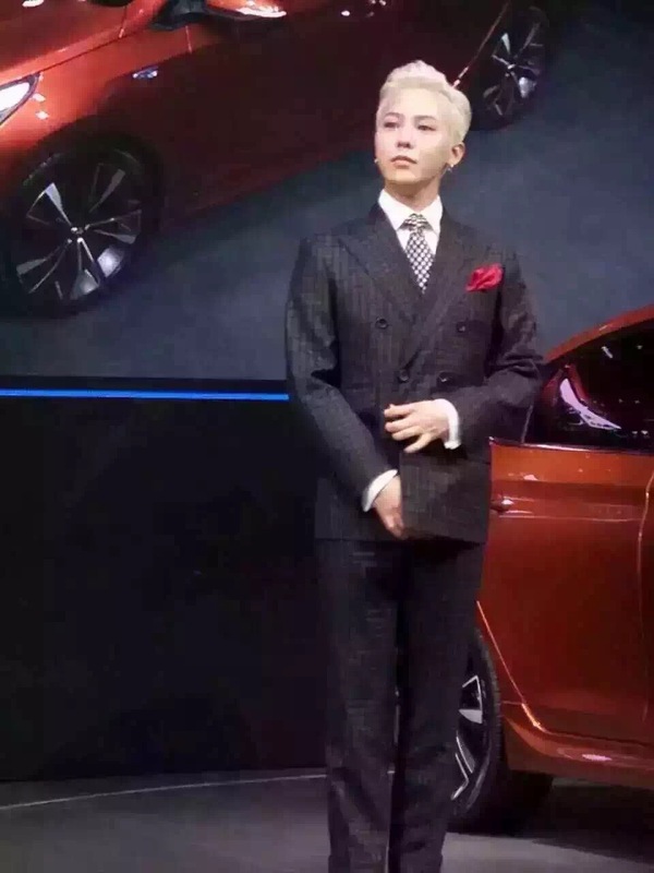 權志龍亮相北京車展 代言北京現(xiàn)代悅納