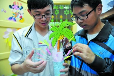 男生正把廢舊物做成裝飾品，裝扮女生寢室