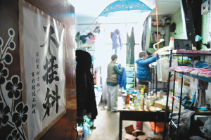 寢室門上的招貼表達(dá)了學(xué)生們的愿望，其實不逃課、少逃課才是不掛科的保證