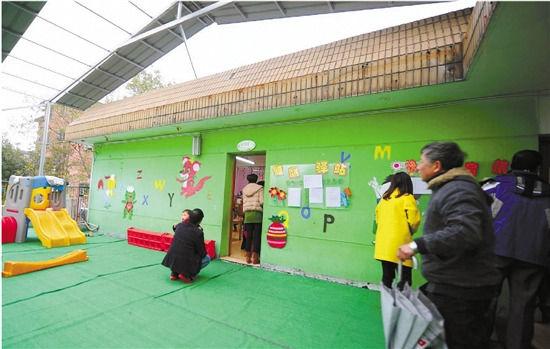 因?yàn)榕卵b修后的氣味影響孩子的健康，包括小葉在內(nèi)，很多家長找到園方，要求換教室.