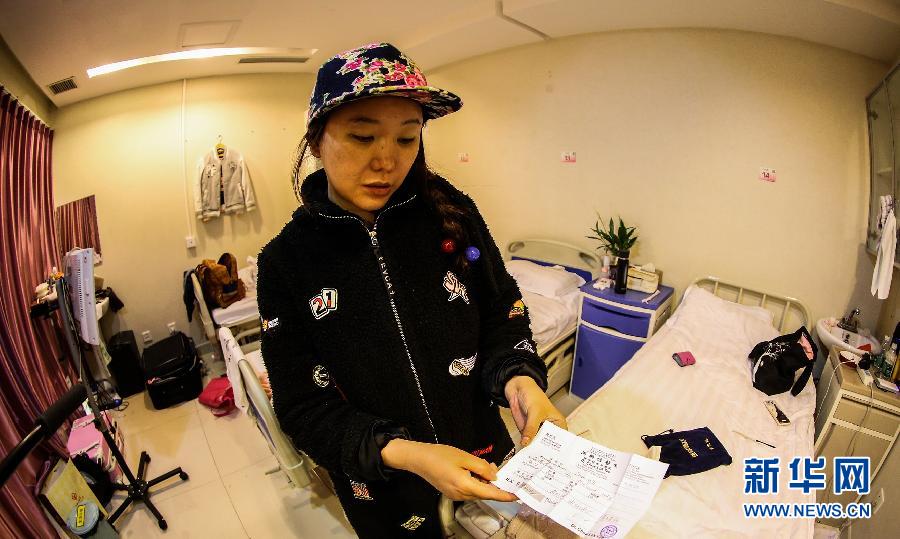 赴韓整形失敗者陳怡麗向記者展示醫(yī)療事故鑒定（4月8日攝）。