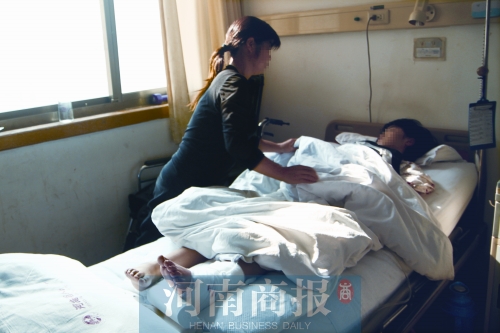 14歲的小美躺在病床上，左腿摔傷的部位還纏著繃帶
