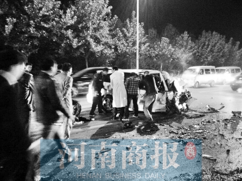 慘劇現(xiàn)場，眾人紛紛上前施救，有人拉住變形的車門，為傷者爭取救援時間
