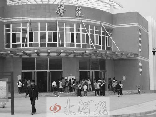 學生們排隊進入食堂就餐，對于統(tǒng)一15元的收費標準，不少學生和家長很不理解。