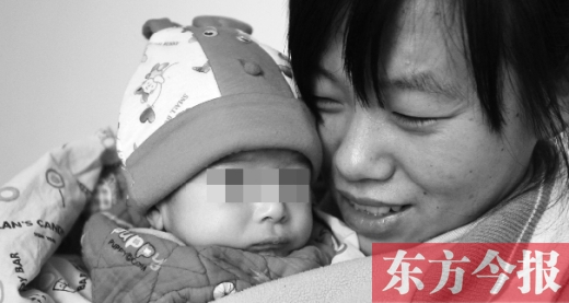 鄭州兒童福利院工作人員，小心地照看著一名體型瘦小的棄嬰