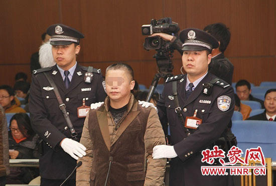 被告人被法警帶上法庭時，身上沒有戒具，也沒有剃光頭。（圖片來源于微博@豫法陽光）