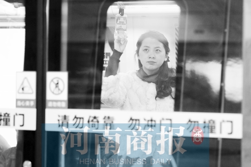 首個(gè)上班高峰，地鐵乘客以年輕的上班族為主