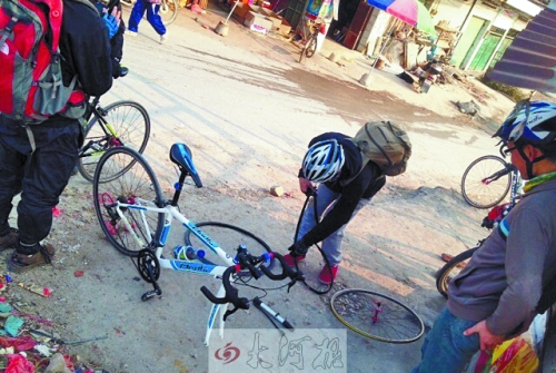 運(yùn)氣不好，十分鐘被扎了兩次胎，只能自己修車。