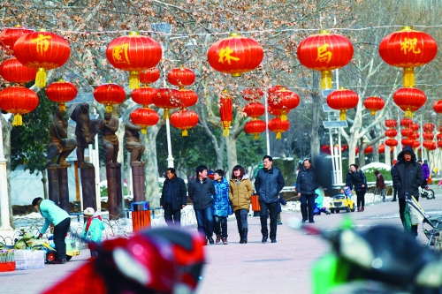昨天，鄭州市文博廣場上已掛起了燈籠。