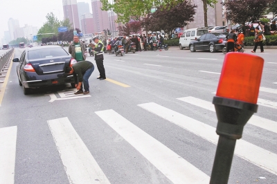鄭州14歲少年遭轎車(chē)撞斷雙腿 肇事司機(jī)趁人不備逃走